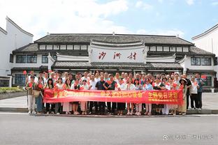 曼城官方社媒晒奖杯巡展北京站球迷合照，感谢中国球迷的支持